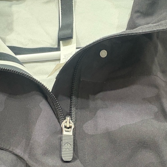 Lululemon Rain Chaser Cropped Jacket Heritage 365 Camo Deep Coal Size 6 - Picture 16 of 16